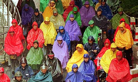 Cyclists-in-rain-Shanghai-001